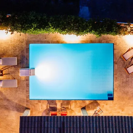 Rosemarie - Luxurious With Pool Just Steps Away From The Sea By Mana Gers فيلة