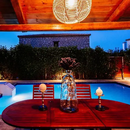 Rosemarie - Luxurious With Pool Just Steps Away From The Sea By Mana Gers فيلة *