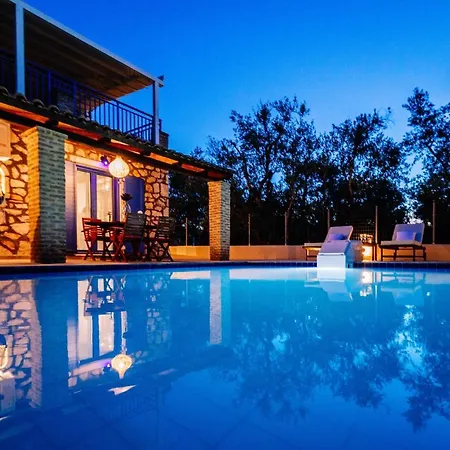 Rosemarie - Luxurious With Pool Just Steps Away From The Sea By Mana Gers فيلة *