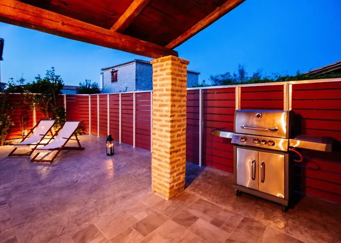 Rosemarie - Luxurious With Pool Just Steps Away From The Sea By Mana Gers Vila