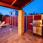 Rosemarie - Luxurious With Pool Just Steps Away From The Sea By Mana Gers Vilă